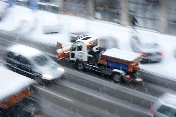 Şehir sokaklarında şiddetli kar yağışı — Stok fotoğraf