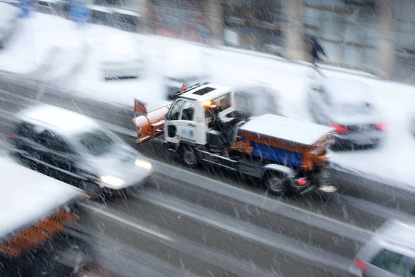 Neige abondante dans les rues de la ville — Photo