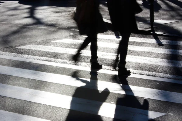 Attraversamento sfocato della zebra con pedoni — Foto Stock