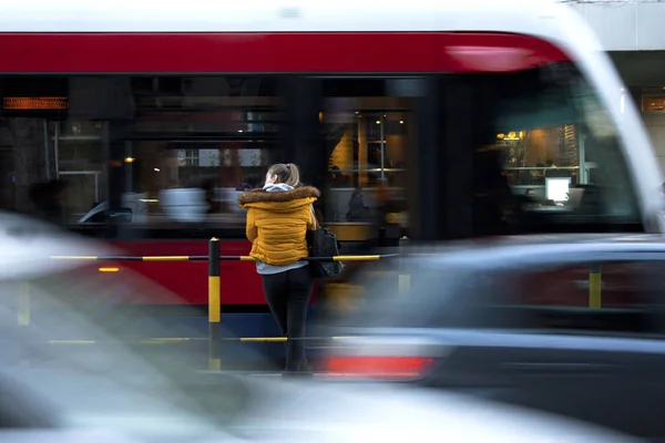 Młoda kobieta na przystanku autobusowym — Zdjęcie stockowe