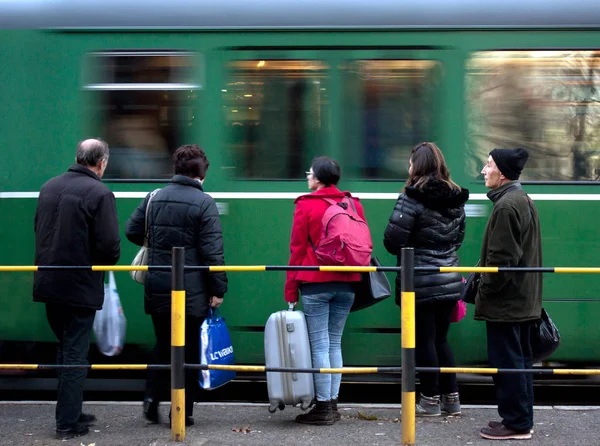 Les gens à un arrêt de tram — Photo