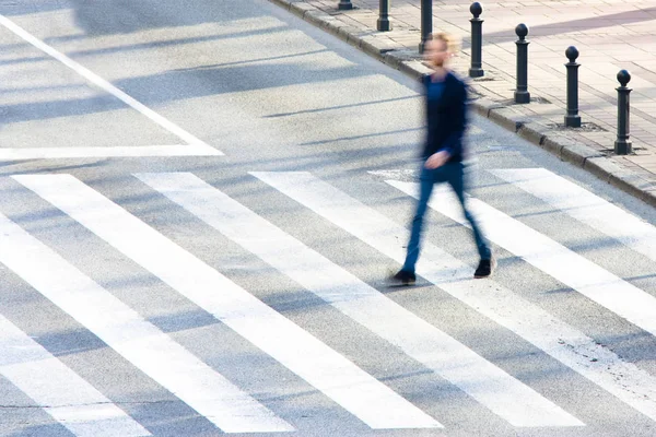 Rozmyte przejść dla pieszych z młodego człowieka w ruchu — Zdjęcie stockowe