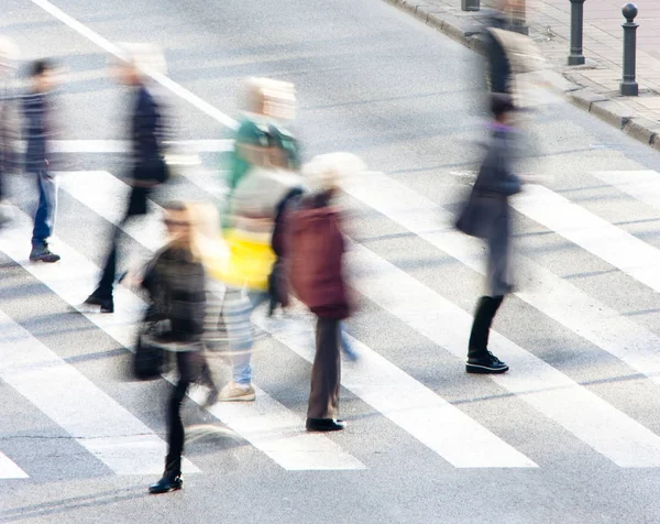 Rozmyte przejść dla pieszych z ludzi w ruchu — Zdjęcie stockowe
