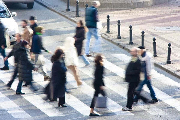 Persone sfocate sull'attraversamento della zebra — Foto Stock