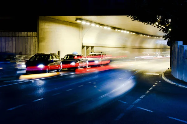 Şehrin sokaklarında gece trafik