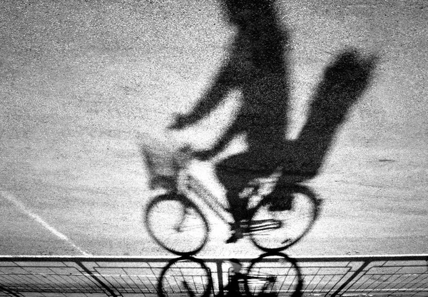 Silueta y sombra de ciclista borrosa — Foto de Stock