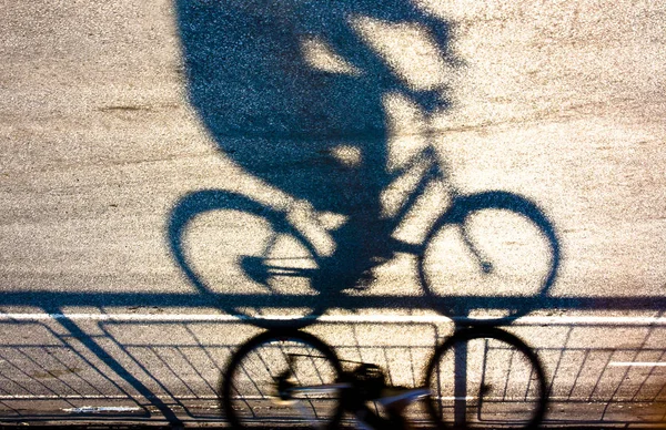ब्लेरी सायकलिस्ट सिल्हूट आणि सावली — स्टॉक फोटो, इमेज