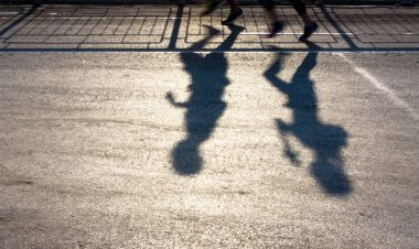 İki kişinin koşu bulanık gölgeler