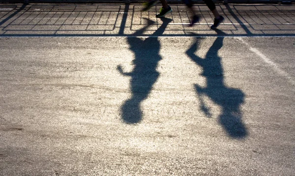 Rozmyte cienie dwóch osób do biegania — Zdjęcie stockowe