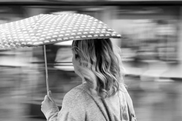 Día de lluvia borrosa en la ciudad — Foto de Stock