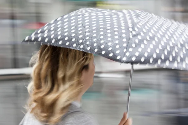 Giornata di pioggia sfocata in città — Foto Stock