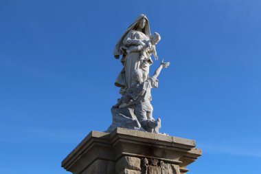 Notre Dame des Naufrages heykelinin Pointe du Raz