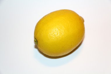 beyaz arkaplanda limon