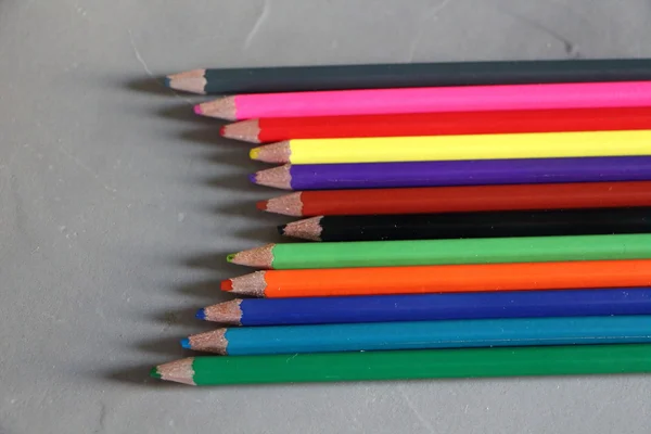 Crayons de couleur sur fond gris — Photo