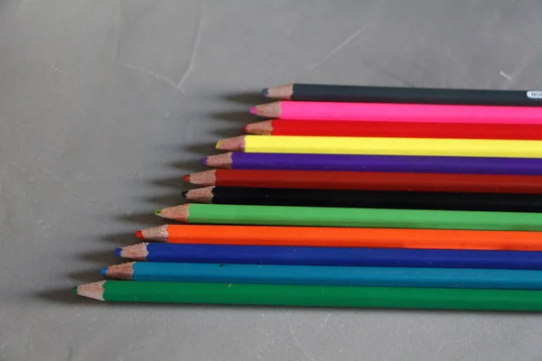 Crayons de couleur sur fond gris — Photo