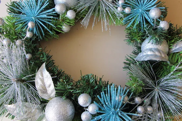 Boules de Noël argentées sur une couronne de Noël — Photo