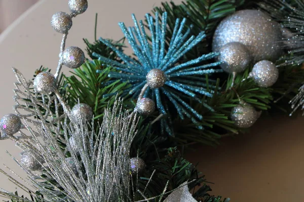 Boules de Noël argentées sur une couronne de Noël — Photo