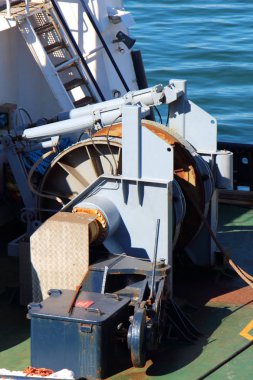 Bir teknenin güvertesinde vinç