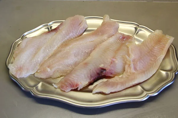 Филе сырой рыбы на оловянной тарелке — стоковое фото
