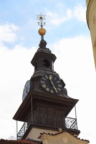 Torre con reloj en Praga — Foto de Stock