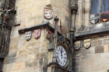 Arma ve saat Prag'da eski Belediye Binası