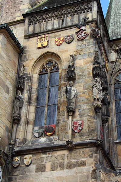 Wappen und Statue des alten Rathauses in Prag — Stockfoto