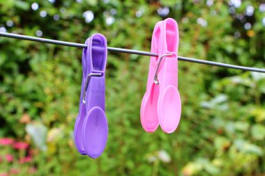 Giysi yıkama satırında pin