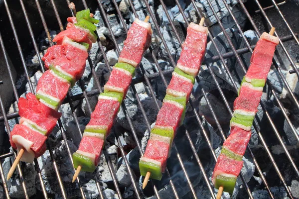 Sığır eti brochette Barbekü üzerinde