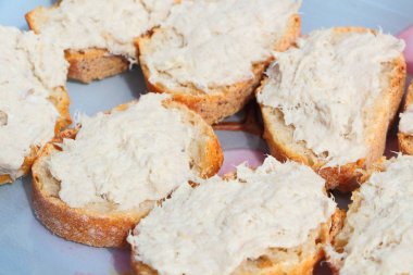 Uskumru rillettes tost dilim üzerinde