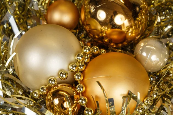Altın Noel topları ve tinsel — Stok fotoğraf