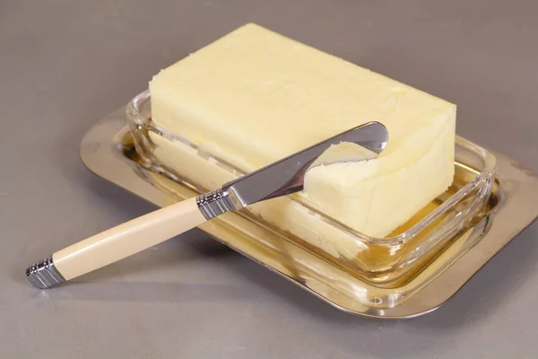 Packung Butter in einer Butterschüssel — Stockfoto