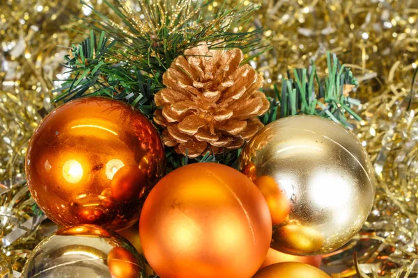 Noel topları, tinsel ve yapay çam ağacı dalı — Stok fotoğraf