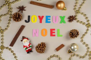 Çam kozalakları, tarçın, yıldız anason, inci tinsel, Santa CIA