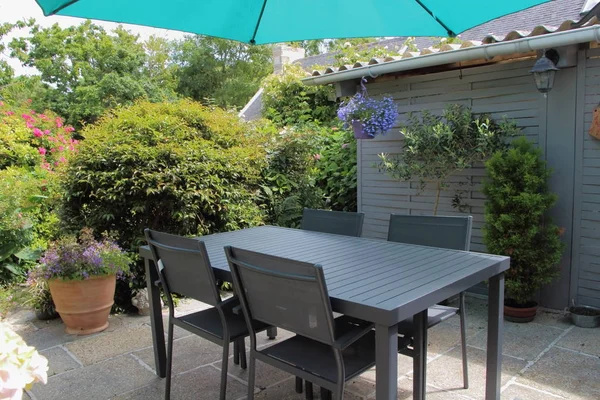 Terraza con flores y muebles de jardín — Foto de Stock