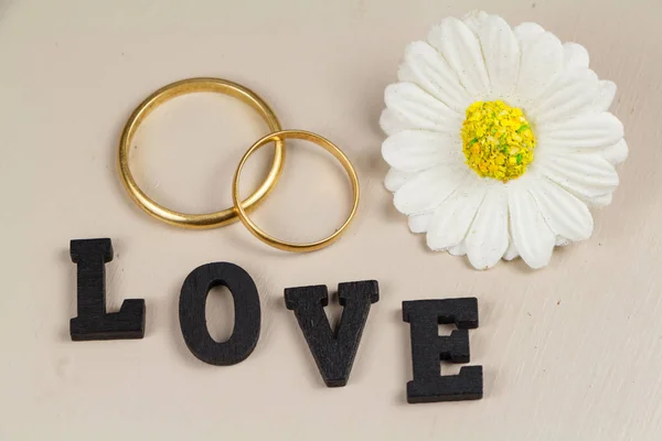 Dos anillos de boda en oro, flor y amor —  Fotos de Stock