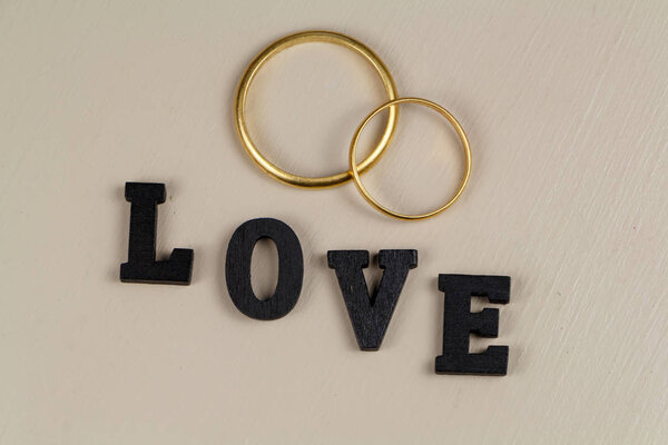 Два обручальных кольца из золота и любви
