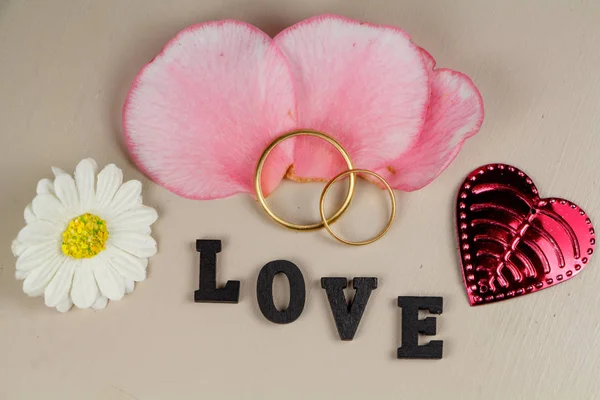금, 꽃잎, 하트, 꽃과 사랑에 두 결혼 반지 — 스톡 사진