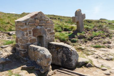 Çeşme ve çapraz Saint Samson Chapel