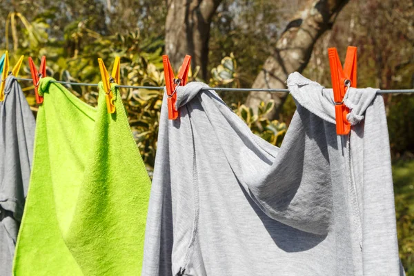 Linha de lavagem com t-shirt e toalha — Fotografia de Stock