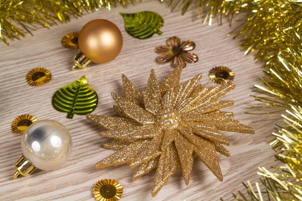 Hojalata y bola de Navidad dorada — Foto de Stock