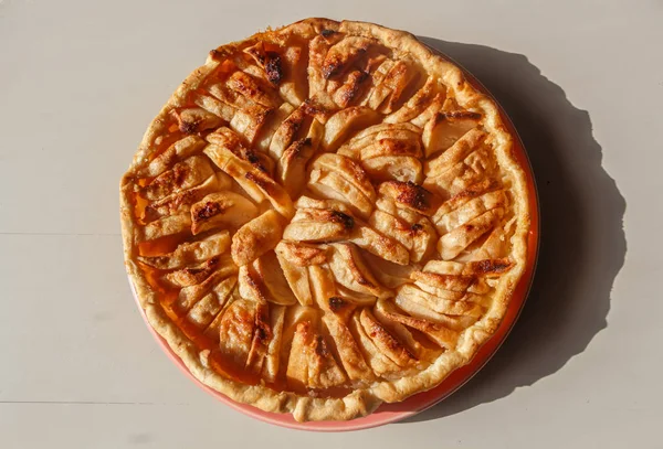 Яблочный пирог на блюде — стоковое фото