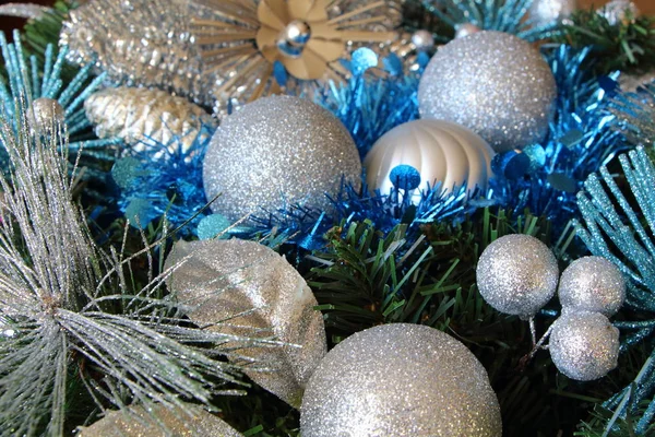 Noel topları ve tinsel bir Noel çelenk üzerinde — Stok fotoğraf