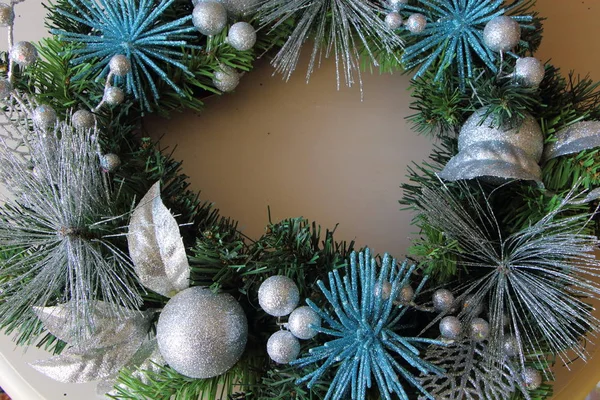 Серебряные рождественские шары на рождественском венке — стоковое фото