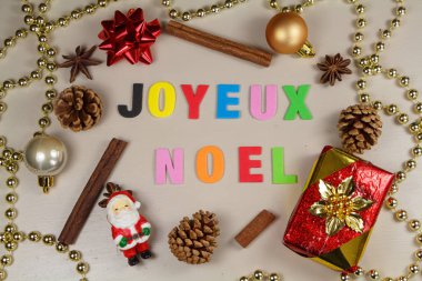 Çam kozalakları, tarçın, yıldız anason, inci tinsel, Santa CIA