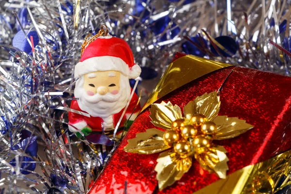 Estatuilla de Papá Noel con regalos y oropel azul y plateado — Foto de Stock