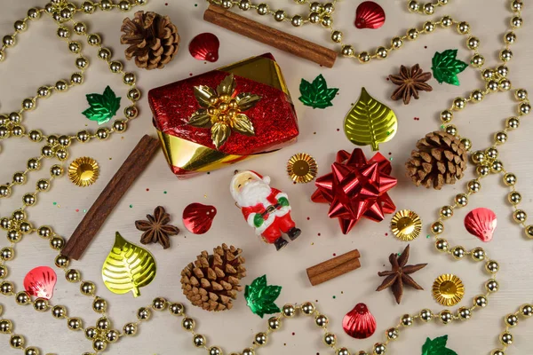 Figura Santa Claus, regalo, canela, anís estrellado, conos de pino y — Foto de Stock