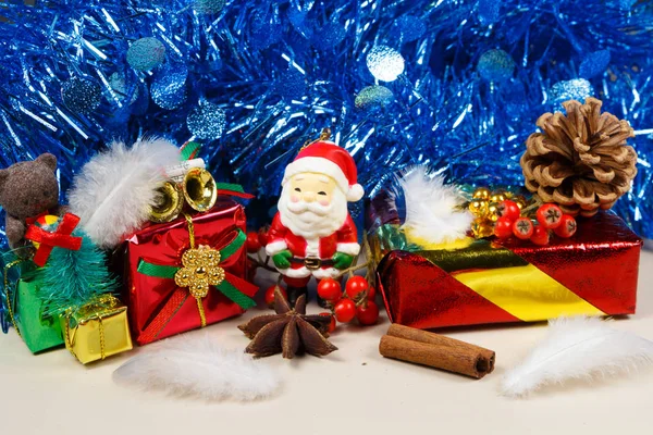 Santa Claus statyett, gåvor, kanel, stjärnanis, kottar, f — Stockfoto