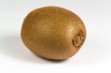 Beyaz arkaplanda tüm kivi