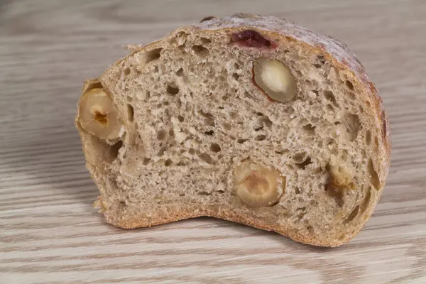 Хліб з лісовим горіхом і сухофруктами — стокове фото