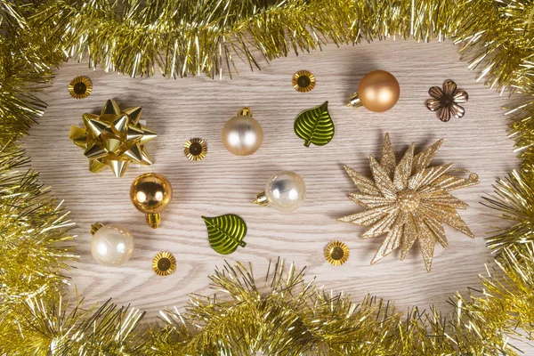 Cyngiel i złote kulki świąteczne — Zdjęcie stockowe